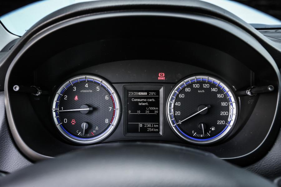 Панель приборов Suzuki SX4 S-Cross 2016 года  (фото 25 из 30)